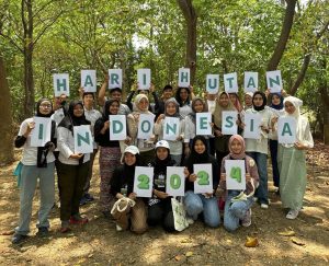 Mengasah Kesadaran Ekologi dengan Voluntrip ke Taman Hutan Raya