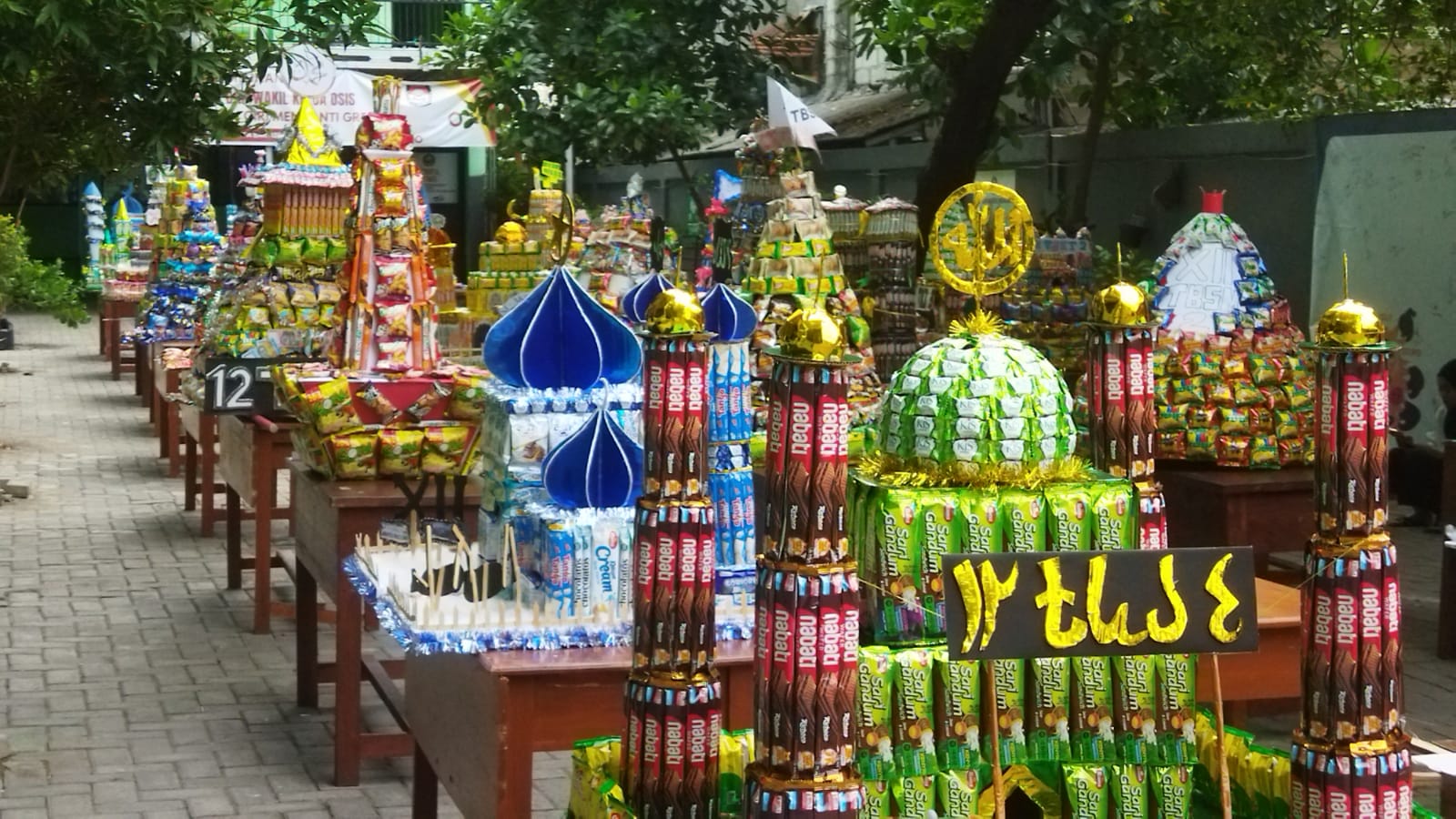 Tumpeng-tumpeng antimainstream kreasi SMK Sunan Giri Menganti, Gresik, dibuat untuk untuk merayakan Maulid Nabi Muhammad Saw. Bentuk kreativitas tanpa batas.