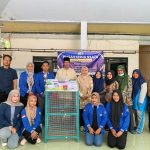 Bak sampah khusus botol plastik karya mahasiswa KKN UMG akhirnya resmi berpindah tangan. Warga Desa Giri terpilih sebagai penerima keranjang besi berbentuk rumah tersebut.