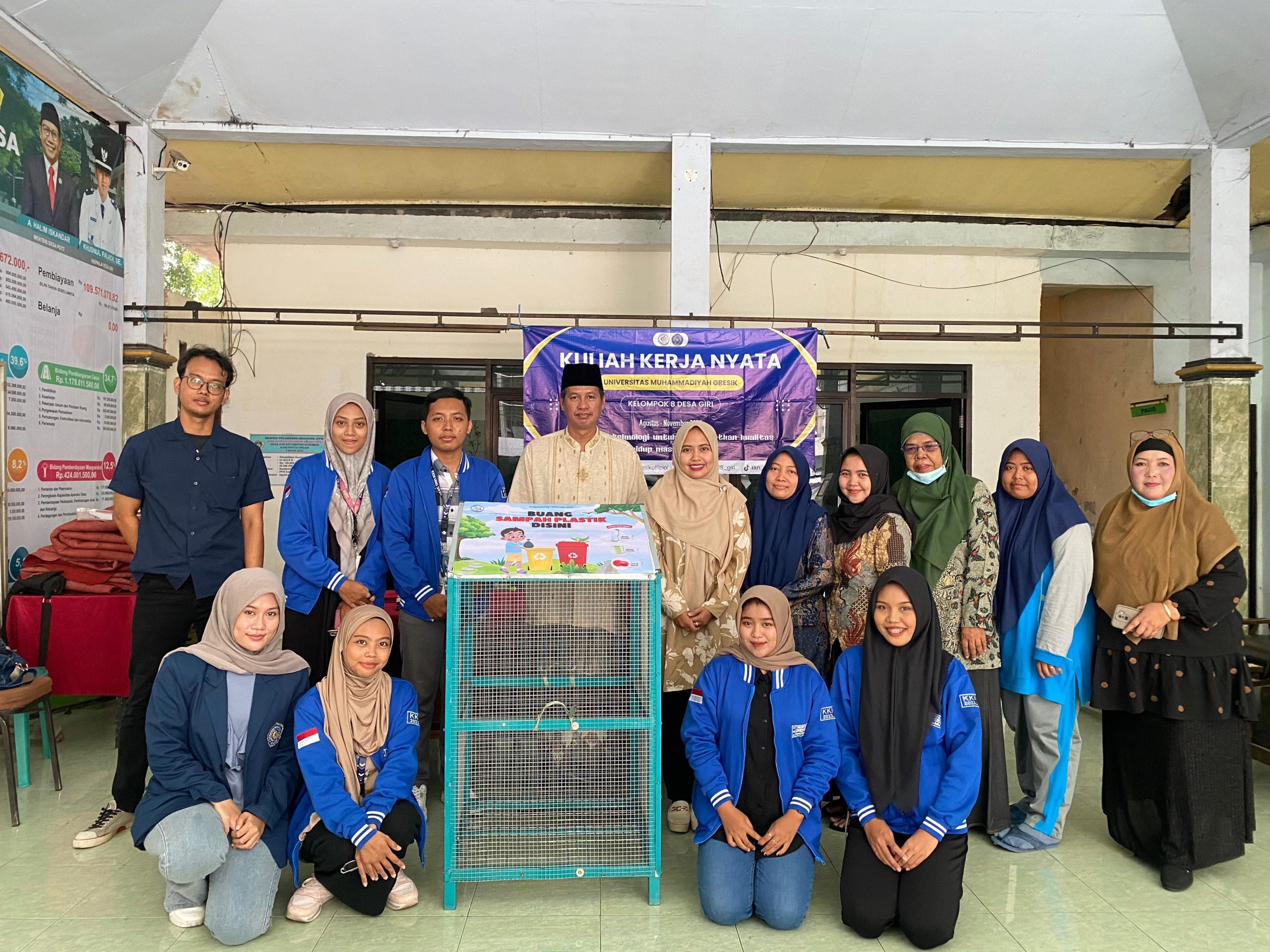 Bak sampah khusus botol plastik karya mahasiswa KKN UMG akhirnya resmi berpindah tangan. Warga Desa Giri terpilih sebagai penerima keranjang besi berbentuk rumah tersebut.