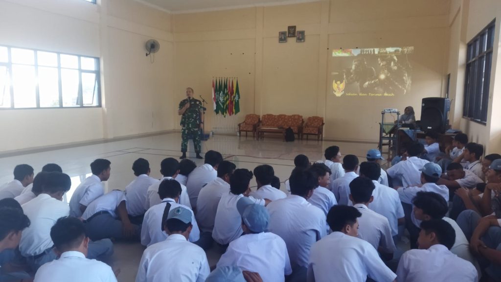 Bela negara tak selalu berkonotasi perang. Komandan Koramil 0817/12 Sidayu Lettu Inf Arif Hadiono di Smamsi mengatakan, bela negara bisa dalam bentuk kegiatan sehari-hari kalian