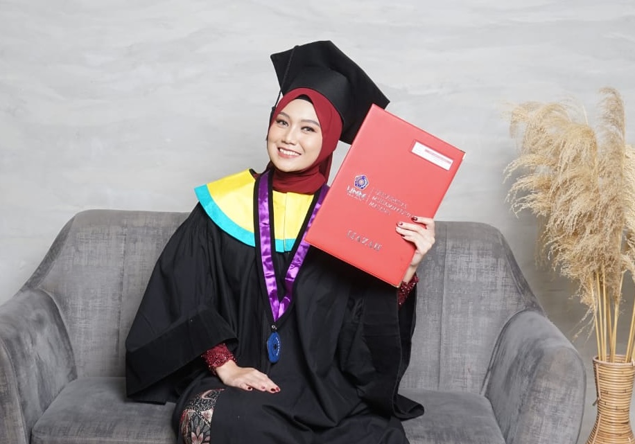 Syifa Cahya Ramdhati termasuk mahasiswa UMM yang punya segudang pengalaman internasional. Dia terpilih sebagai salah satu wisudawan terbaik 2024. Niat kuat, target terukur, dan usaha yang sungguh-sungguh adalah kuncinya.