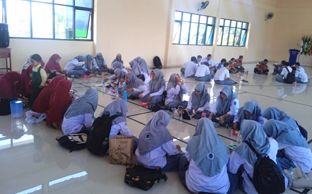 Indahnya kebersaman saat guru dan siswa SMA Muhammadiyah 4 Sidayu makan Bersama usai acara penutupan rangkaian acara peringatan HUT ke-79 RI.