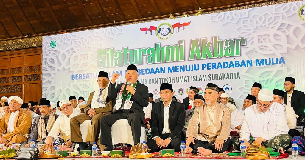 Di tengah ribuan umat di Kota Surakarta, Din Syamsuddin mengingatkan jasa ulama dalam perjuangan kemerdekaan Indonesia. Oleh karena itu dia mengingatkan tentang Jas Merah dan Jas Hijau.