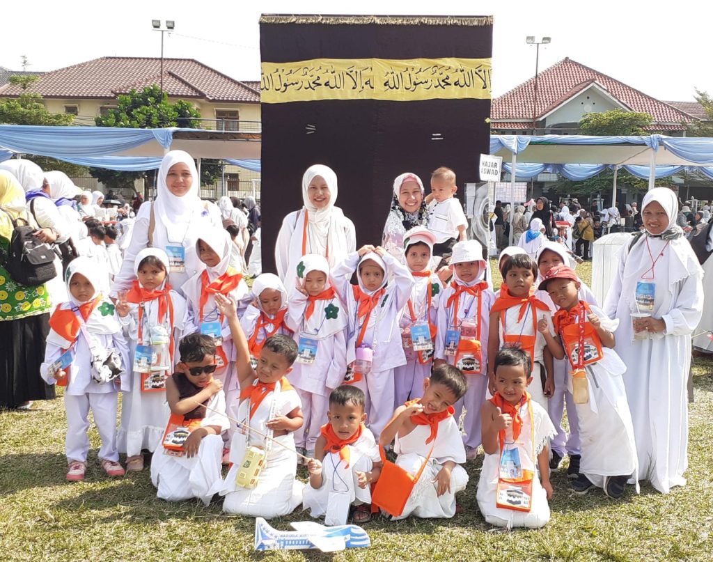 Ribuan haji cilik dari taman kanak-kanak di Kota Depok melaksanakan peragaan manasik haji. Kegiatan ini dilaksanakan untuk mengenalkan anak tentang Rukun Islam kelima, agar cinta Rabnya dan bercita-cita mengunjungi Baitullah.