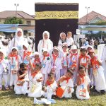 Ribuan haji cilik dari taman kanak-kanak di Kota Depok melaksanakan peragaan manasik haji. Kegiatan ini dilaksanakan untuk mengenalkan anak tentang Rukun Islam kelima, agar cinta Rabnya dan bercita-cita mengunjungi Baitullah.