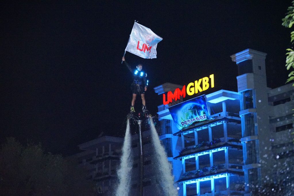 Pesmaba UMM 2024 menyuguhkan kejutan menampilkan berbagai atraksi menarik mulai dari flying board di danau UMM, formasi flashlight yang memukau, hingga pengibaran enam bendera oleh tim flying fox.