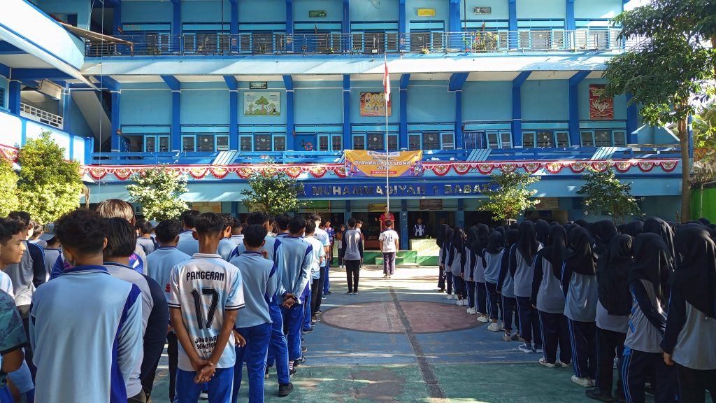 Suasana meriah mewarnai peringatan Haornas di SMA Muhammadiyah 1 Babat. Aneka kegiatann digelar, termasuk pertandingan bola voli antarguru. Momen memupuk kecintaan pada olahraga.