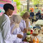 Mahasiswa KKN UMG membuat inovasi kuliner berupa Puding Lumut Daun Kelor. Kudapan bergizi itu diperkenalkan pada warga Desa Srowo, Sidayu, Gresik.  