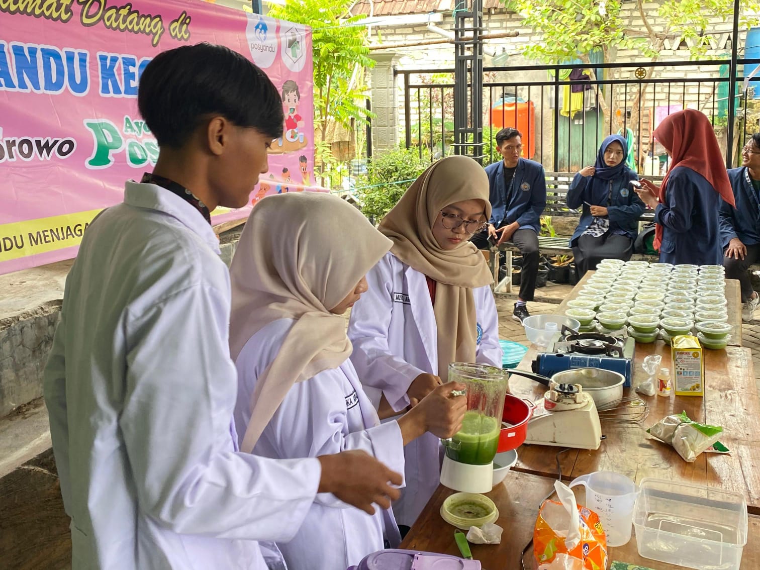 Mahasiswa KKN UMG membuat inovasi kuliner berupa Puding Lumut Daun Kelor. Kudapan bergizi itu diperkenalkan pada warga Desa Srowo, Sidayu, Gresik.  