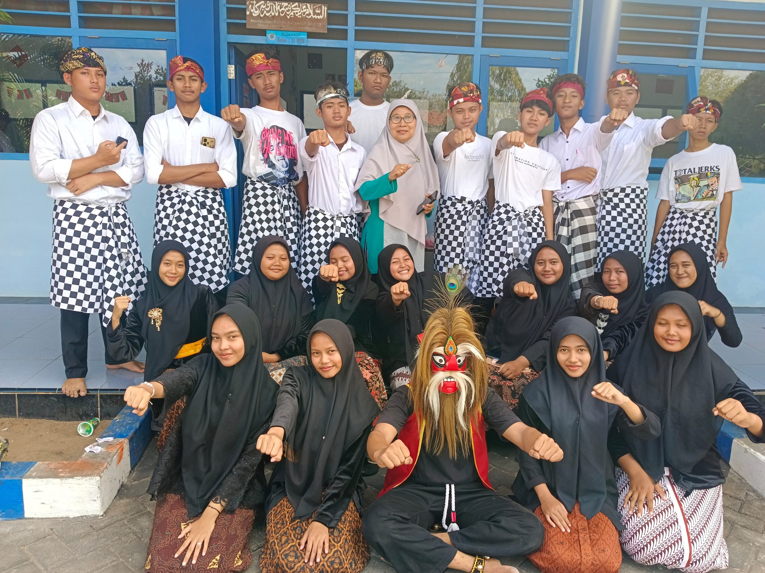 Pensi Smamsi menampilkan beragam kreativitas seni para siswa. Ada tari, drama, dan musik. Tari tradisional menarik karena merayakan keanekaragaman budaya Tanah Air.