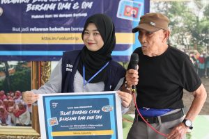 Voluntrip DKM dan Kitabisa Ajak para Oma dan Opa Berbahagia