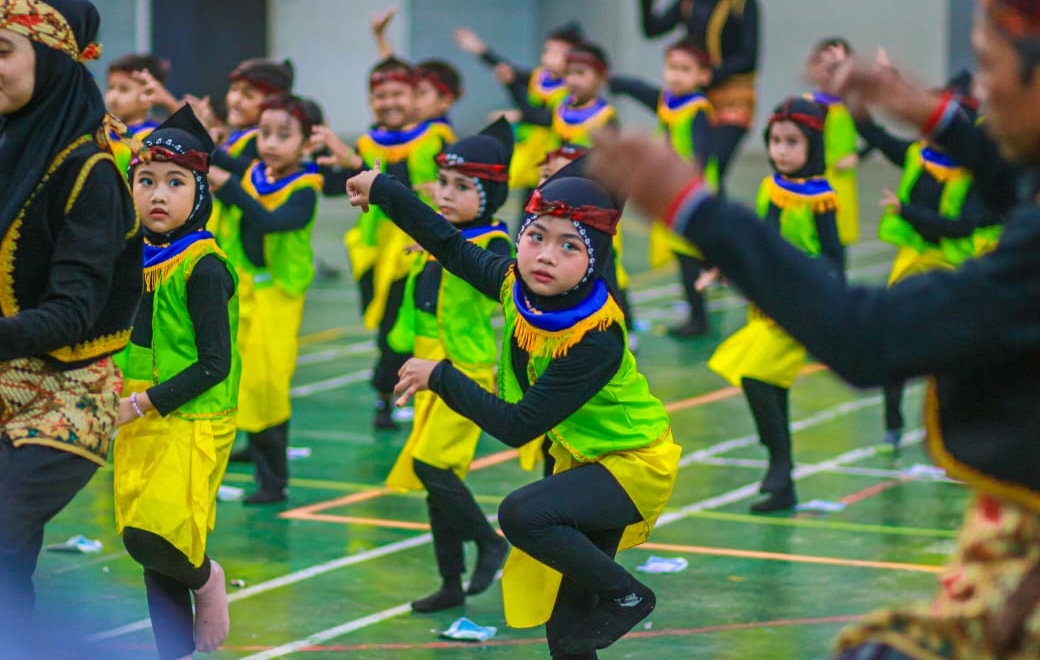 Mengobarkan semangat kepahlawanan. Itulah misi yang hendak disampaikan oleh kolosal yang ditampilkan para siswa TK Aisyiyah IV Kota Probolinggo. Gerak keindahannya pun membuat penonton terpesona.