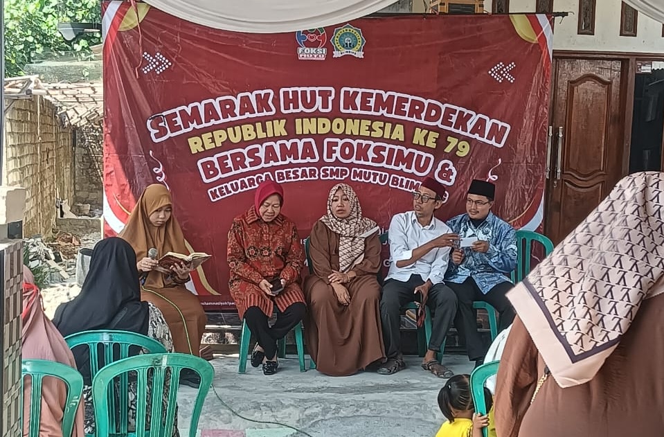 Risma alias Tri Rismaharini berkunjung ke Lamongan. Selain bertemu dengan Forum Komunikasi Wali Siswa Muhammadiyah, ia berdialog dengan para nelayan. Sejumlah keluhan nelayan dia dengarkan.