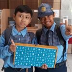 Terinspirasi permainan tradisional Jepang, Othello, yang mengasah konsentrasi dan strategi, dua siswa SD Mugeb meraih harapan 3. Mereka sukses bersaing dengan finalis lain se-Kabupaten Gresik.