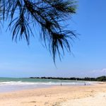 Pantai Tlangoh terletak di Kabupaten Bangkalan, Pulau Madura, Provinsi Jawa Timur. Pantai ini tidak hanya menawarkan keindahan alam, tetapi juga pengalaman wisata yang unik.