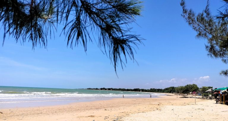 Pantai Tlangoh terletak di Kabupaten Bangkalan, Pulau Madura, Provinsi Jawa Timur. Pantai ini tidak hanya menawarkan keindahan alam, tetapi juga pengalaman wisata yang unik.