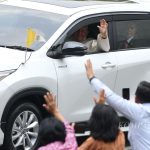 Menggunakan Kijang Innova Zenix Hybrid warna putih Paus Fransiskus duduk di kursi penumpang bagian depan bersebelahan dengan sopir. Ini contoh sebuah kesederhanaan pemimpin.