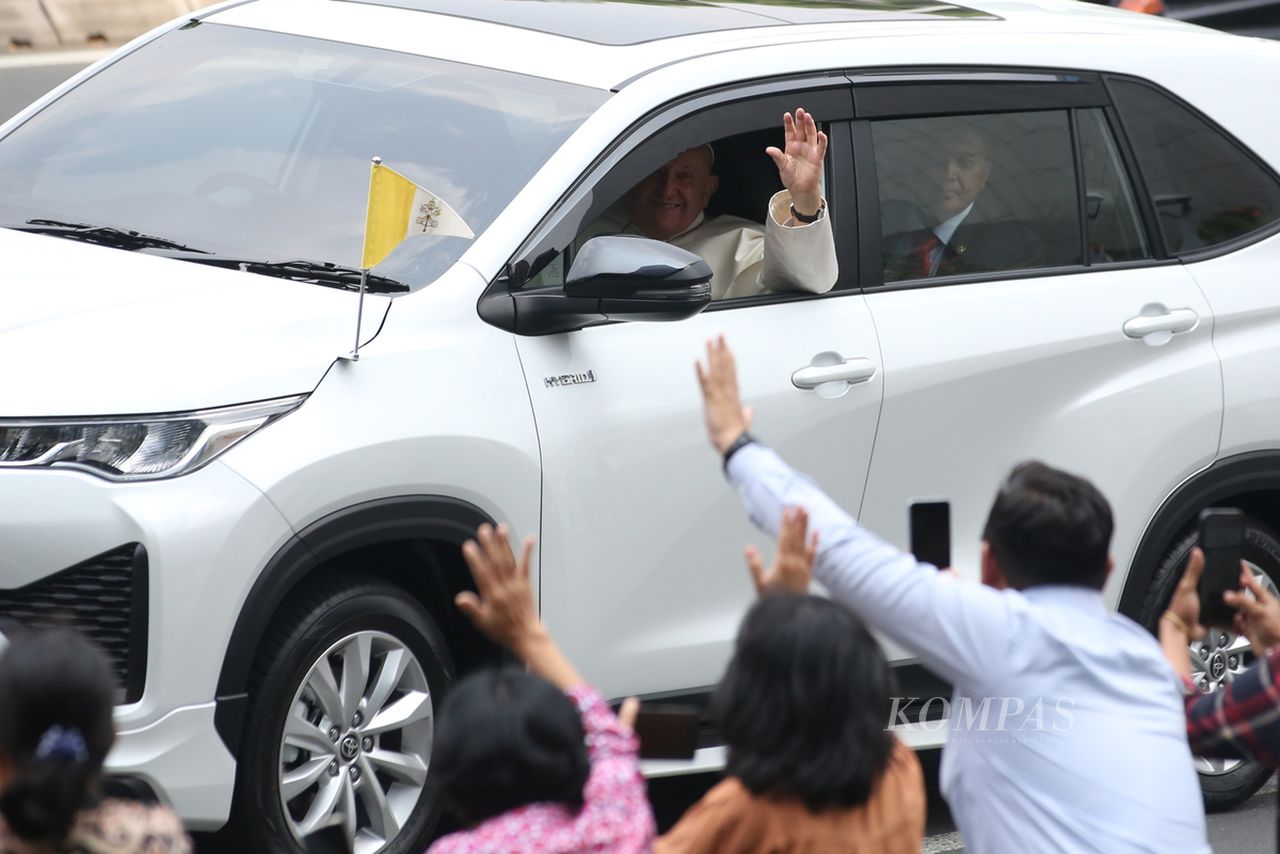 Menggunakan Kijang Innova Zenix Hybrid warna putih Paus Fransiskus duduk di kursi penumpang bagian depan bersebelahan dengan sopir. Ini contoh sebuah kesederhanaan pemimpin.