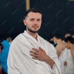 Apa yang dimaksud dengan ihram? Bagaimana ihram itu dilakukan? Apa saja yang tidak boleh dilakukan saat ihram? Apa makna sosial ihram?