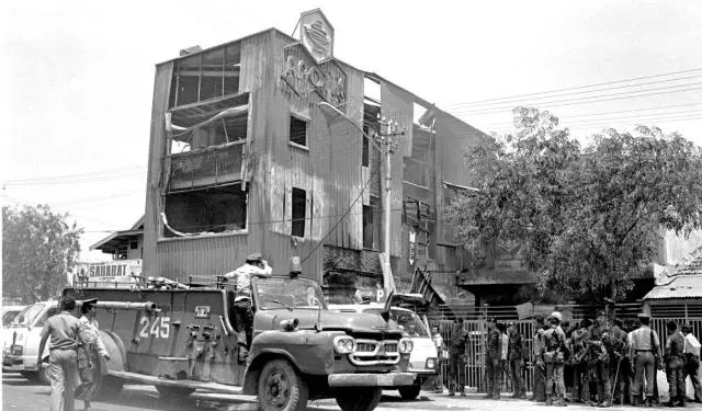 Hari ini, 12 September 2024, tepat 40 tahun terjadinya tragedi berdarah Tanjung Priok. Peristiwa memilukan itu bermula dari protes atas penerapan asas tunggal Pancasila dan krisis ekonomi tahun 80-an. Aparat bertindak represif dan brutal.