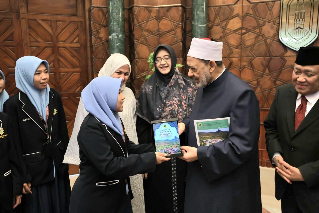 Din Syamsuddin bertemu Grand Syekh Al-Azhar di Kairo. Kala itu ia menemani EduTrip Siswa Kelas XII SMA Dea Malela ke Mesir. Mereka membahas persaudaraan kemanusiaan asas peradaban utama.