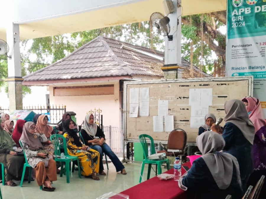 Mahasiswa KKN Tematik Prodi Farmasi Universitas Muhammadiyah Gresik sosialisasi minuman herbal berbahan Toga. Masyarakat Desa Giri langsung menyaksikan praktik membuat minuman sehat sekaligus mencicipinya.