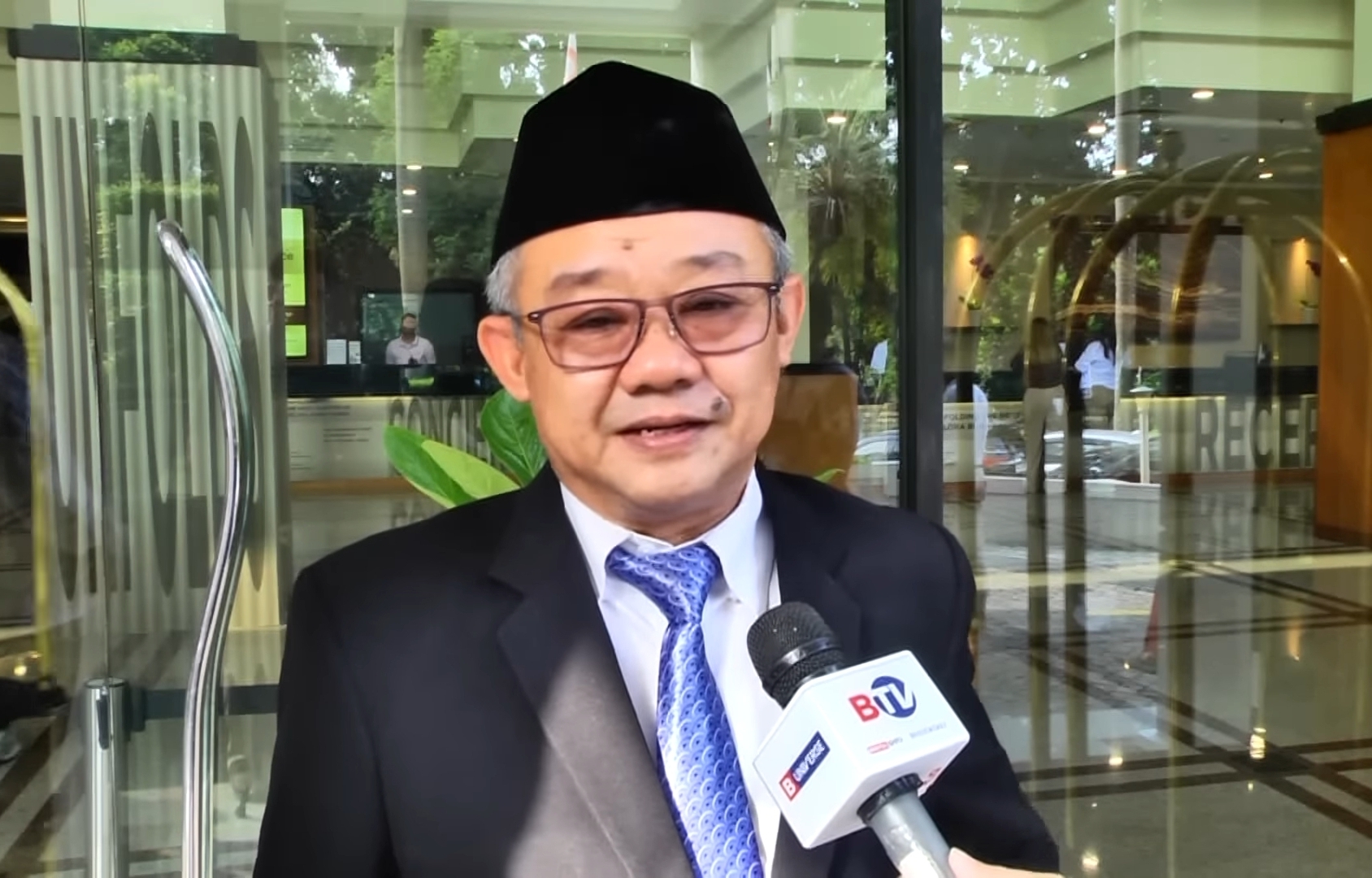 Langkah Menteri Pendidikan Dasar dan Menengah Republik Indonesia Prof. Dr. Abdul Mu’ti, M.Ed. usai sertijab menjadi tanda tanya banyak pihak. Mulai kesejahteraan guru sampai keberlanjutan Kurikulum Merdeka.