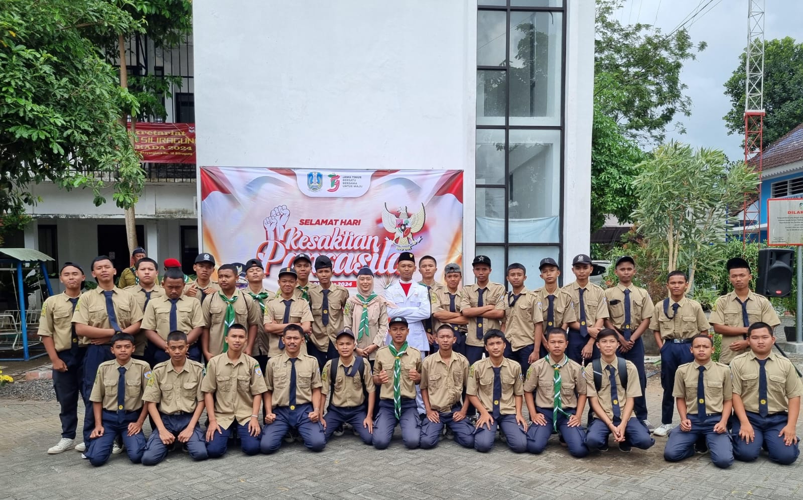 Sebanyak 861 siswa SMK Models mengikuti upacara Hari Kesaktian Pancasila 1 Oktober 2024. Mereka harus berjalan 400 meter agar bisa mengikuti kegiatan itu.