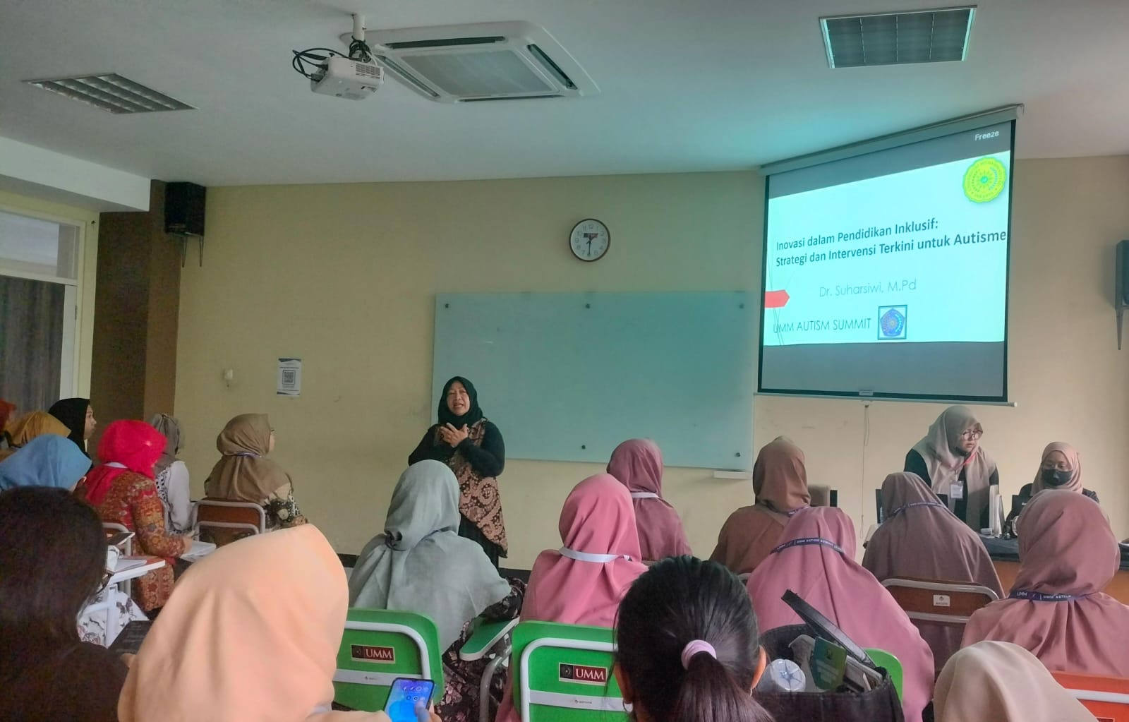 Strategi dan intervensi terkini untuk anak dengan autisme disampaikan dosen Universitas Muhammadiyah Jakarta Dr. Suharsiwi, M.Pd., dalam Workshop ini bagian dari rangkaian UMM Autism Summit 2024.