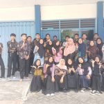 Guru dan siswa Smamsi merayakan Hari Batik Nasional dengan penuh gaya, meskipun ada siswa yang harus meminjam baju batik untuk bisa memperingati hari spesial itu.