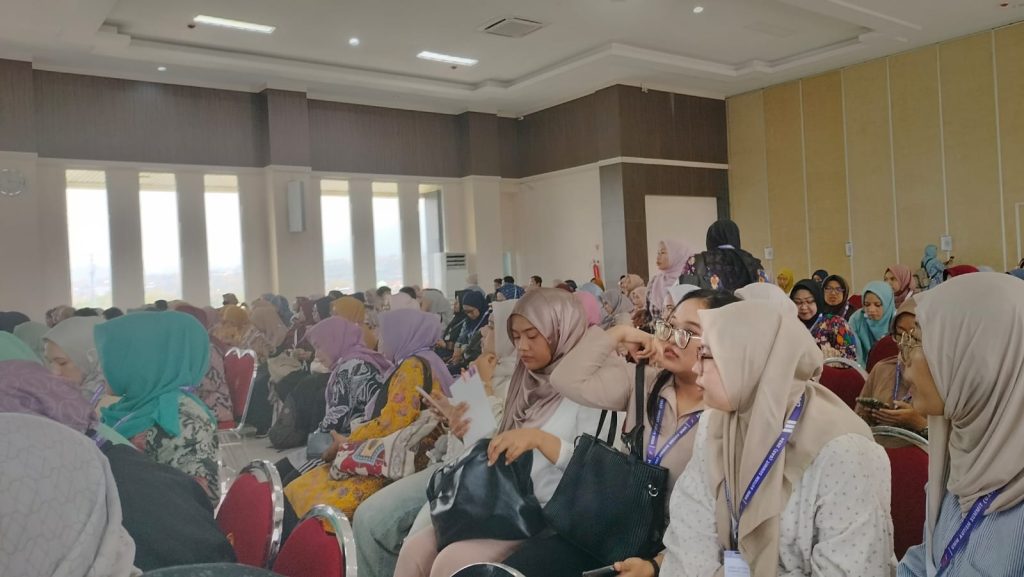 Program deteksi dini untuk siswa dengan gangguan belajar diulas pada UMM Autism Summit 2024. Kelas workshop ini banyak diminati peserta. Bangku di aula lantai 9 Gedung Kuliah Bersama 4 terisi penuh.