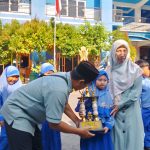 Piala Kedermawanan bergilir. Kini tiba di tangan siswa yang ringan menabung. Apresiasi Piala Kedermawanan tersebut bagian dari Program Filantropi Cilik di MIM 1 Ujungpangkah.