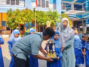 Siswa MIM 1 Ujungpangkah Raih Piala Kedermawanan