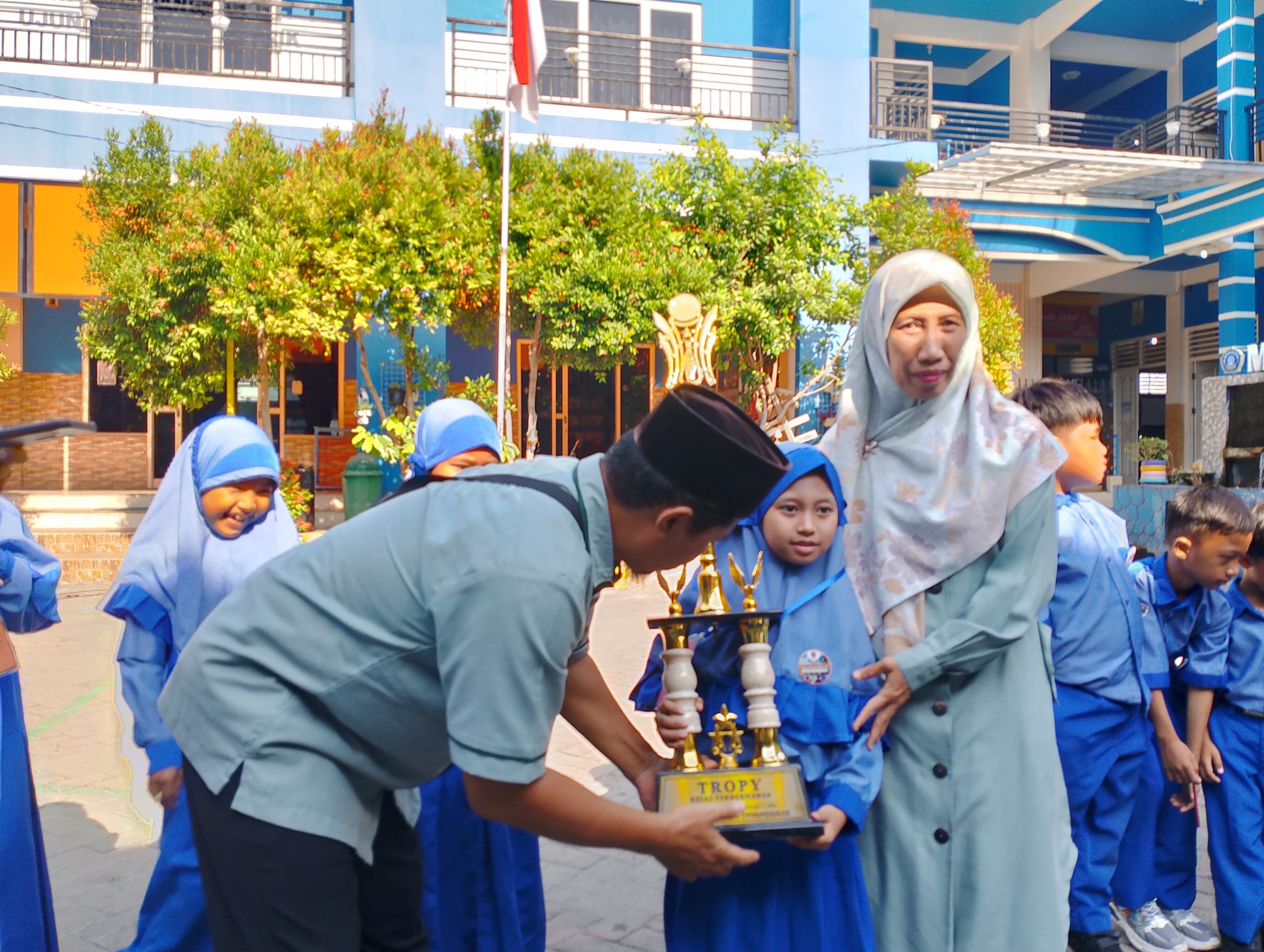 Piala Kedermawanan bergilir. Kini tiba di tangan siswa yang ringan menabung. Apresiasi Piala Kedermawanan tersebut bagian dari Program Filantropi Cilik di MIM 1 Ujungpangkah.