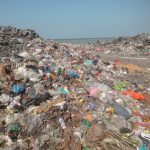 Sampah menggunung di tepi laut Desa Campurejo, Panceng, Gresik. Setiap hari, warga disuguhi pemandangan yang tak sedap: gunungan sampah yang seolah hidup, berkembang biak dengan cepat, dan sesekali menyemburkan asap tebal.