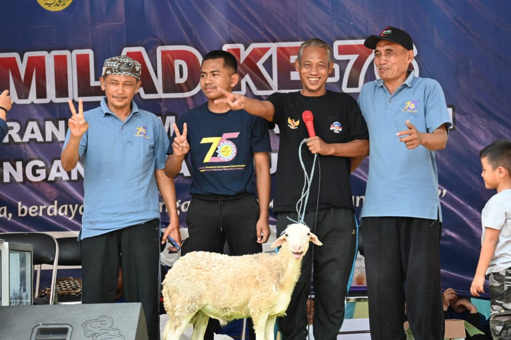 Jalan sehat menjadi salah satu kegiatan Milad Ke-76 Ponpes Karangasem yang disambut antusias warga pondok dan sekitarnya. Hadiah utamanya kambing.