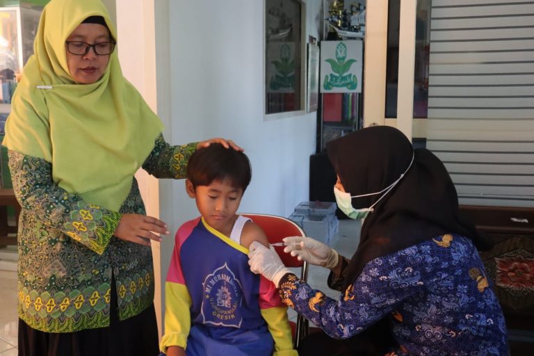 Sukseskan bulan imunisasi, MIM 1 Ujungpangkah melaksanakan vaksinasi bagi peserta didik. Hal ini sebagai ikhtiar agar mereka terhindar dari penyakit di masa yang akan datang.