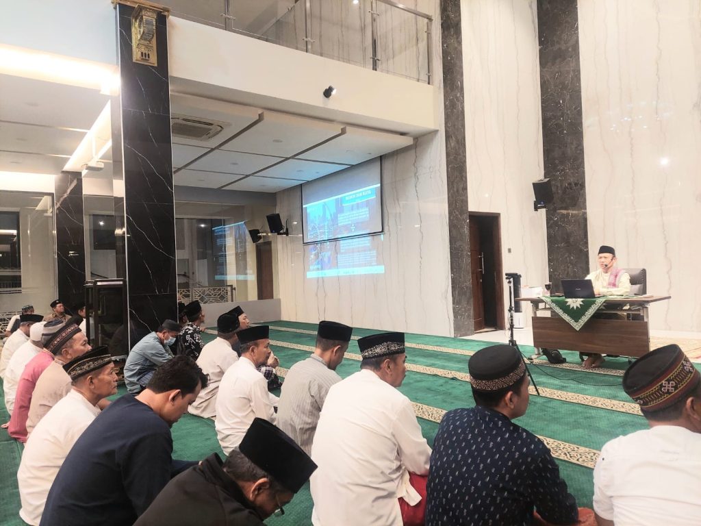 Miskin Cari Tuhan, Kaya Jadi Tuhan adalah tema menarik yang disampaikan Drs. Abu Nasir, M.Ag. dalam Kajian Bakda Subuh di Masjid Faqih Oesman Universitas Muhammadiyah Gresik, Ahad (20/10/2024). Berikut bagian pertama materi yang ditulis ulang oleh jurnalis Sayyidah Nuriyah.