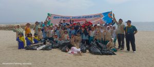 Aksi Pelajar Bersih Pantai Diikuti Tiga Sekolah Gresik