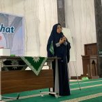 Kawal semua aktivitas anak dengan doa ditekankan pada Halaqah Ummahat yang diadakan Mugeb School bekerja sama dengan Ikwam. Istatik, Motivator Islami, mengimbaunya di hadapan para wali siswa perempuan.