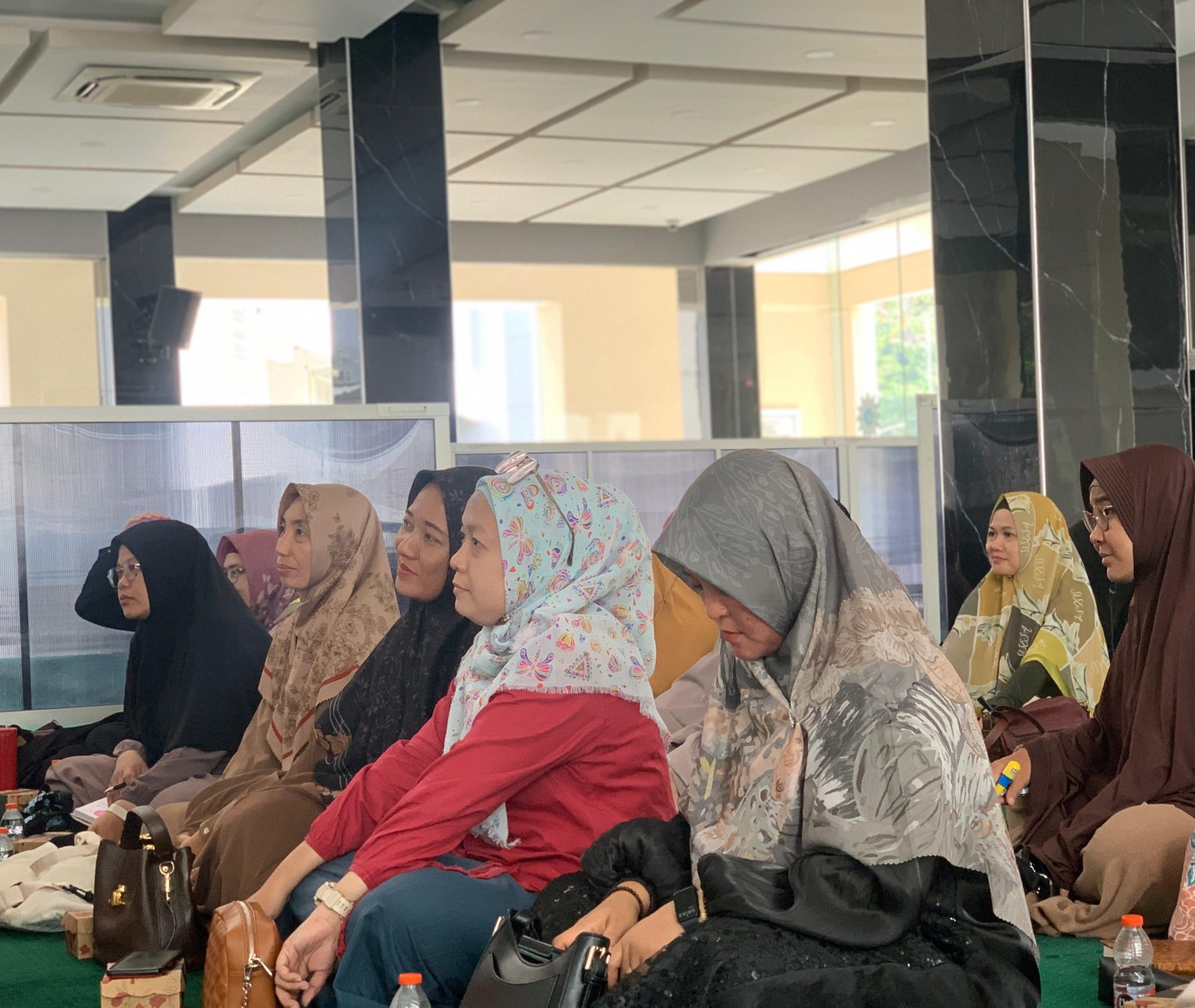 Kawal semua aktivitas anak dengan doa ditekankan pada Halaqah Ummahat yang diadakan Mugeb School bekerja sama dengan Ikwam. Istatik, Motivator Islami, mengimbaunya di hadapan para wali siswa perempuan.