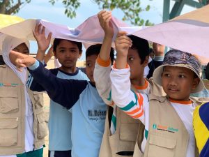 Bermain Seru sebelum Membersihkan Pantai,  Tiga Sekolah Berkolaborasi