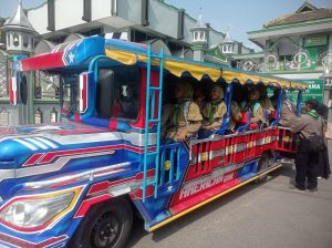 Tayo Merah Itu Membawa Siswa MI Mutwo ke Bukit Surowiti