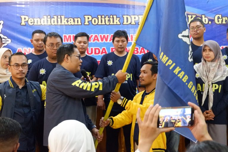 Minal Abidin secara aklamasi terpilih sebagai Ketua Dewan Pimpinan Daerah (DPD) Angkatan Muda Pembaharuan Indonesia (AMPI) Kabupaten Gresik.