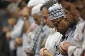 Salat Berjemaah: Wajib atau Sunah?