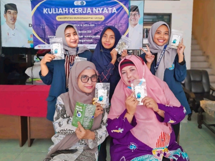 Mahasiswa KKN Tematik Prodi Farmasi Universitas Muhammadiyah Gresik sosialisasi minuman herbal berbahan Toga. Masyarakat Desa Giri langsung menyaksikan praktik membuat minuman sehat sekaligus mencicipinya.