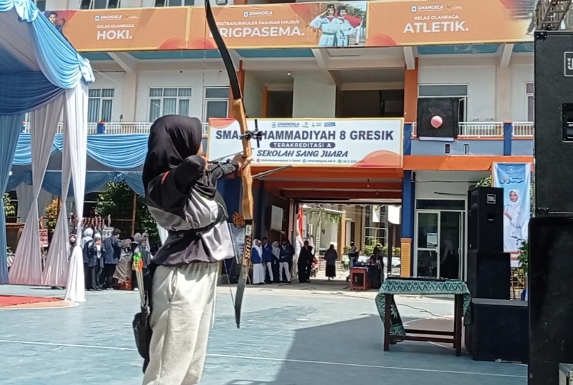 Atraksi panahan diperagakan oleh Nabila Azhahroh Rahmawati sebagai simbol dirayakannya Milad Ke-36 Smamdala. Rasa tegang berhasil dia bayar lunas.