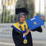 Anak pondok ini berasal dari desa. Selalu meraih prestasi bagus mulai sekolah hingga kuliah. Di program magister IPK-nya sempurna.