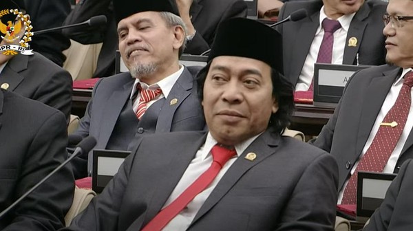 Pelantikan 152 Anggota DPD bersama Anggota DPR periode 2024-2029 menjadikan komedian Komeng sebagai bintang. Dia pecahkan rekor peraih suara terbanyak sepanjang pemilihan DPD.